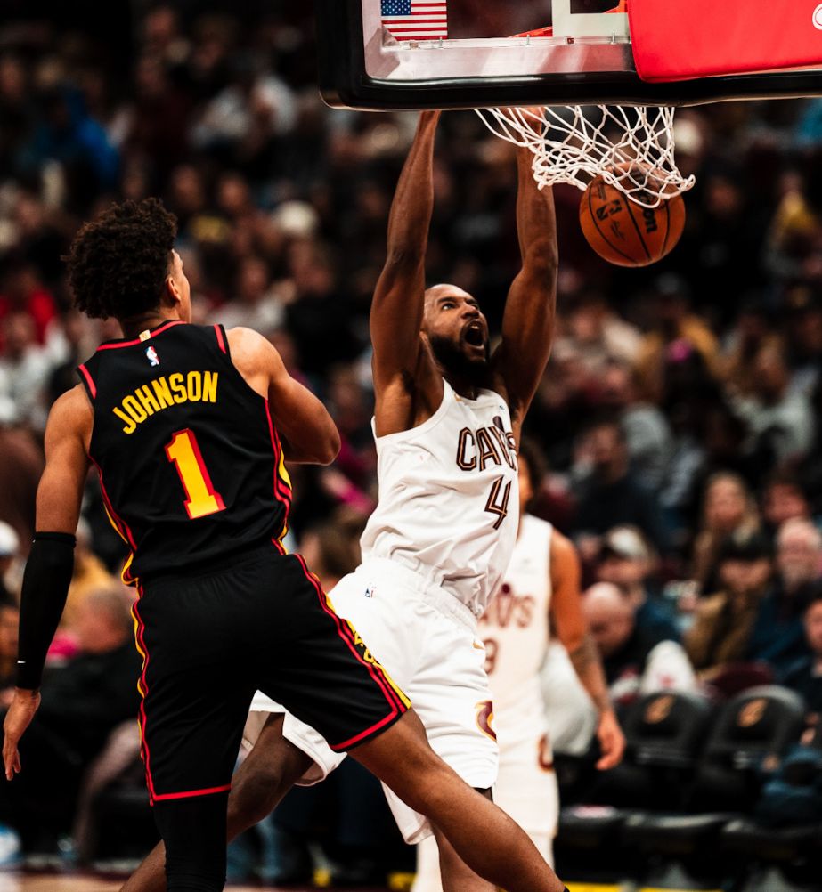 关于加时末段NBA总决赛焦点战；克里夫兰骑士单刀错失；引发热议；更衣室氛围转暖的信息