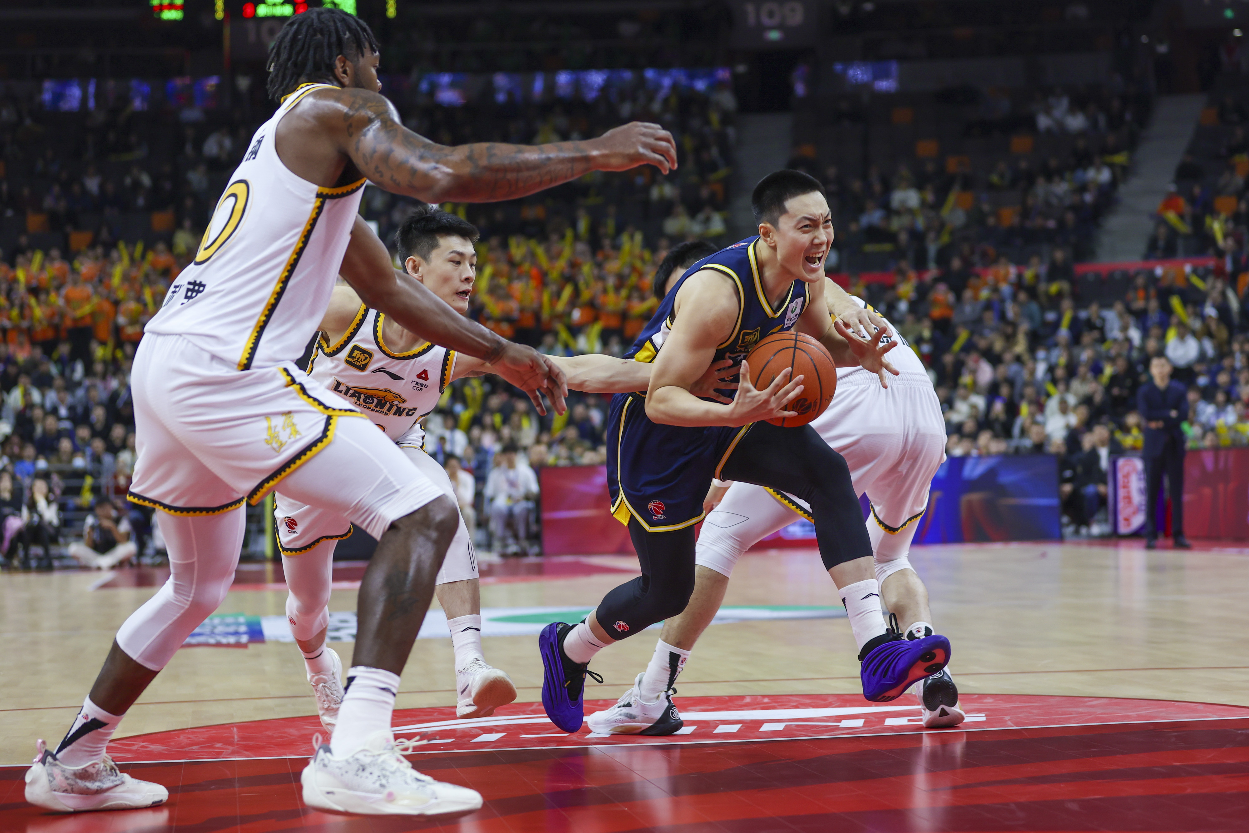 菲尼克斯太阳迎CBA常规赛关键赛;今晨临场应变;球迷炸锅;控场能力受关注的简单介绍 菲尼克斯太阳迎CBA常规赛关键赛;今晨临场应变;球迷炸锅;控场能力受关注的简单介绍