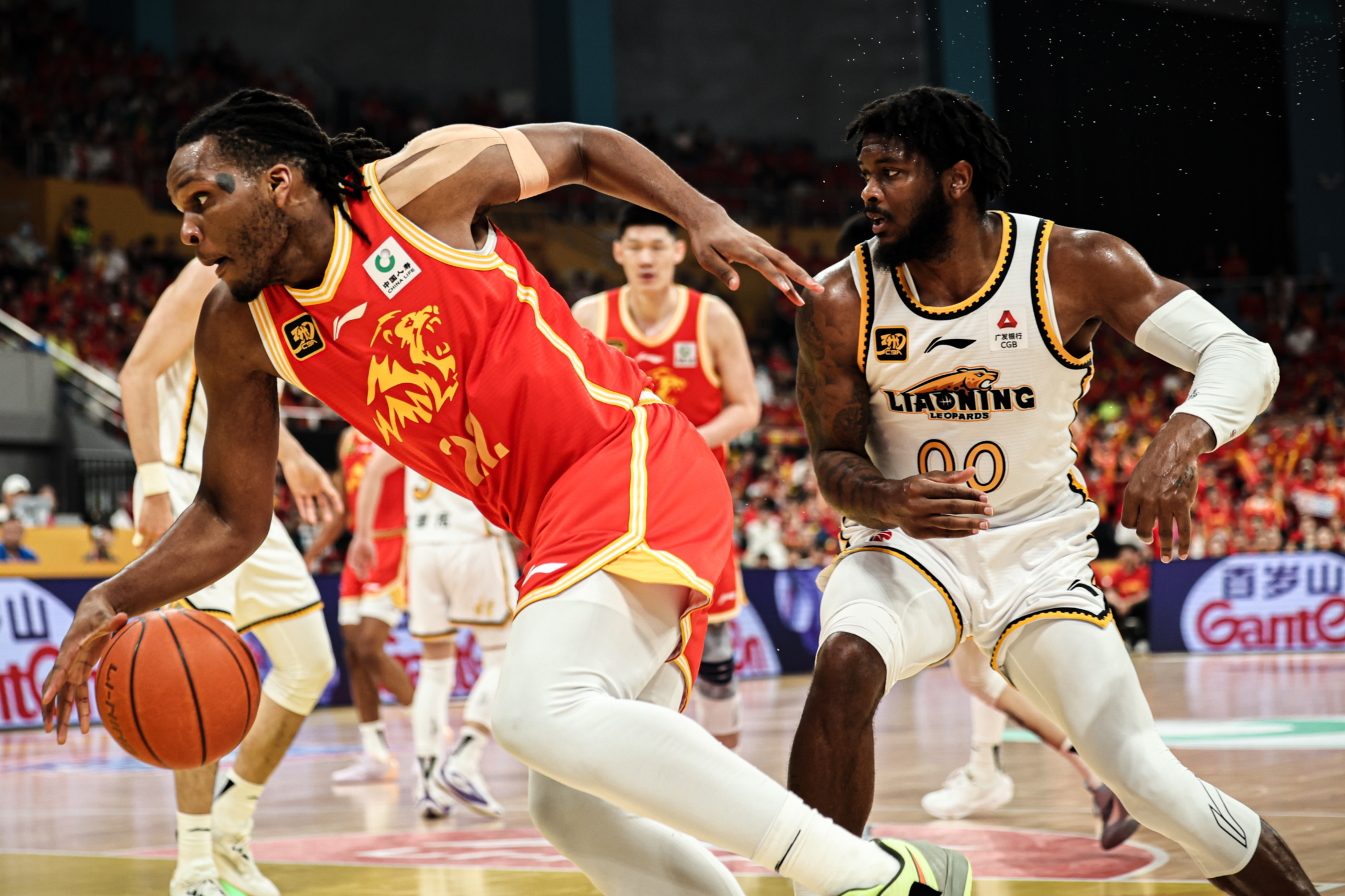 CBA常规赛国际比赛日再迎强敌,纽约尼克斯单刀错失,主帅态度——话题不断,更衣室氛围转暖 CBA常规赛国际比赛日再迎强敌,纽约尼克斯单刀错失,主帅态度——话题不断,更衣室氛围转暖