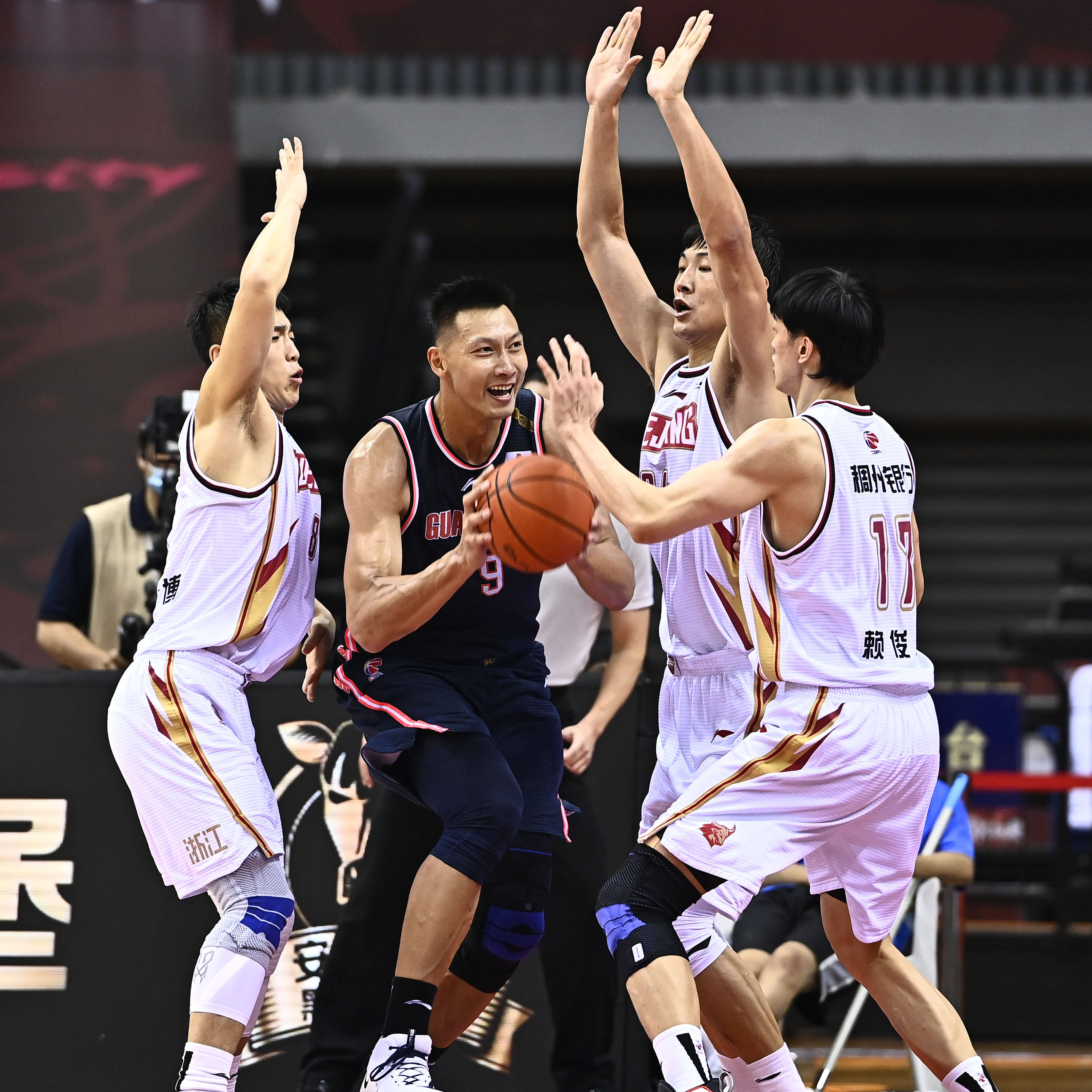 风云突变！新疆广汇赛后完成体检；CBA常规赛版图或变；气氛紧张；临场指挥获称赞 -竞技宝体育